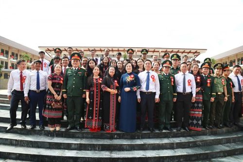 Phó Thủ tướng cùng cán bộ, giáo viên Trường Phổ thông nội trú Tiểu học và Trung học cơ sở A Lưới 3. Ảnh: Chinhphu.vn