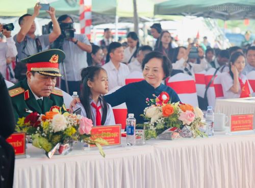Phó Thủ tướng Phạm Thị Thanh Trà trò chuyện với một em học sinh tại buổi lễ. Ảnh: Chinhphu.vn