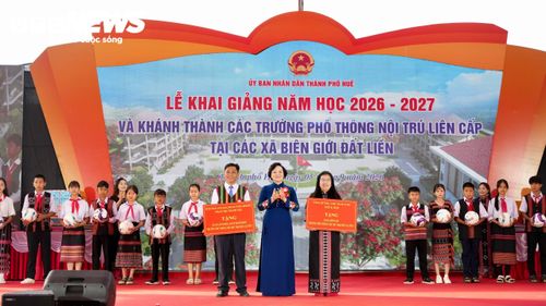 Phó Thủ tướng Phạm Thị Thanh Trà trao tặng sách giáo khoa, sách tham khảo cho Trường Phổ thông nội trú Tiểu học và Trung học cơ sở A Lưới 3 và trao quà do Tổng Bí thư, Chủ tịch nước Tô Lâm gửi tặng nhà trường.