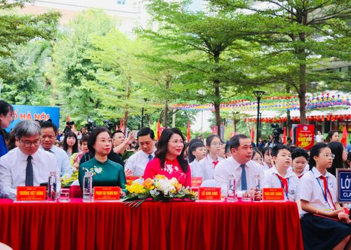 Bí thư Thành ủy Hà Nội Trần Đức Thắng cùng các đại biểu tại điểm cầu Trường THCS Trần Duy Hưng sáng 5/9.