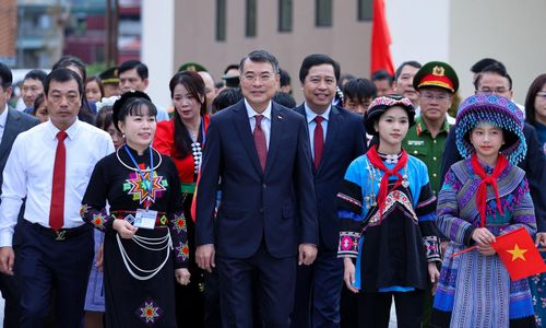 Thủ tướng Lê Minh Hưng dự lễ khai giảng tại điểm cầu chính, Trường Phổ thông nội trú Tiểu học và Trung học cơ sở Mường Khương (xã Mường Khương, tỉnh Lào Cai). (Ảnh: chinhphu.vn)