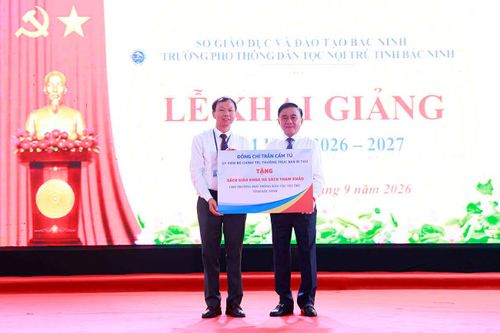 Ông Trần Cẩm Tú tặng sách giáo khoa và sách tham khảo cho Trường Phổ thông Dân tộc nội trú tỉnh Bắc Ninh.