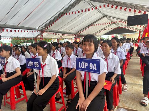 Năm học 2026-2027, trường có 41 lớp với 1.137 học sinh, trong đó 136 em học nội trú và 1.001 em học bán trú. Giai đoạn 1 của dự án trường có tổng mức đầu tư 158,3 tỷ đồng.