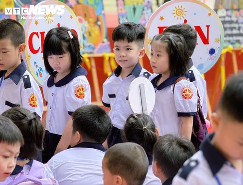 Nhiều phụ huynh đưa con em tới từ sớm để dự khai giảng. Không khí khai giảng tại các trường diễn ra trang trọng nhưng không kém phần sôi động. “Tôi đưa con đến từ sớm, bé rất thích thú với mô hình robot, háo hức chờ khai giảng cùng các bạn mới, cô giáo mới. Hy vọng con sẽ có năm học đầu tiên ở mái trường tiểu học thật vui và bổ ích”, phụ huynh Nguyễn Huân cho biết.