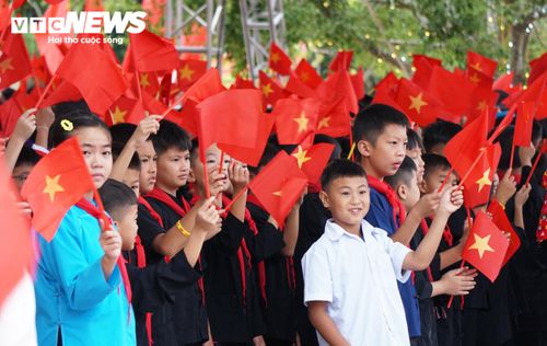 Học sinh tại điểm Trường Phổ thông nội trú TH&THCS Bình Liêu hân hoan trong ngày khai giảng năm học mới. (Ảnh: Tiến Thắng)