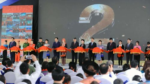 Thủ tướng và các đại biểu cắt băng khánh thành Trường Phổ thông nội trú Tiểu học và THCS Mường Khương (xã Mường Khương, tỉnh Lào Cai).