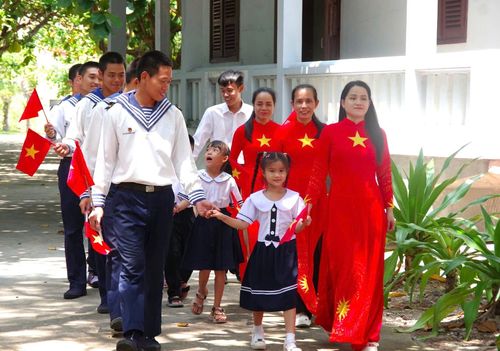 Tại các điểm trường trên các đảo Song Tử Tây, Sinh Tồn, Trường Sa và Đá Tây, ngay từ sáng sớm, cán bộ, chiến sĩ, giáo viên, phụ huynh và học sinh cùng chỉnh trang trường lớp, chuẩn bị cho ngày khai giảng năm học mới.