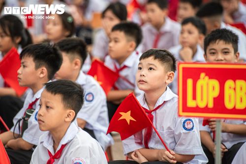 Trường Tiểu học, THCS và THPT Minh Châu được thành lập theo Quyết định số 2878/QĐ-SGD&ĐT ngày 30/7/2026 của Sở GD&ĐT Hà Nội. Nhà trường được tổ chức trên cơ sở hợp nhất Trường Tiểu học và THCS Minh Châu, đồng thời bổ sung cấp THPT.