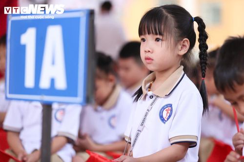 Sau đó, Đảng ủy xã Minh Châu chủ trì xây dựng kế hoạch phối hợp với các sở, ngành thành phố, cụ thể hóa thành 3 nhiệm vụ cấp bách và 9 nhiệm vụ trọng tâm để tổ chức thực hiện. Bí thư Đảng ủy, Chủ tịch HĐND xã Minh Châu Nguyễn Đức Tiến cho biết, việc hoàn thành trường mới vừa là sự hỗ trợ thiết thực đối với địa phương, vừa đặt ra trách nhiệm trong quản lý và khai thác hiệu quả công trình. Theo ông, xây dựng trường đã khó, nhưng để nơi đây thực sự trở thành môi trường học tập, rèn luyện và hình thành những thế hệ học sinh tốt còn cần một quá trình lâu dài.