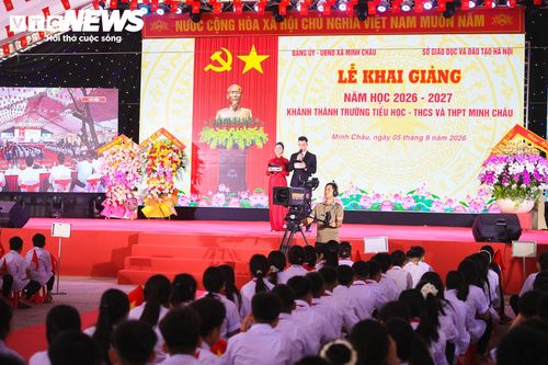 Sáng 5/9, học sinh xã đảo Minh Châu, Hà Nội đón một lễ khai giảng đặc biệt khi lần đầu tiên có trường THPT ngay tại địa phương. Trong số 970 học sinh dự lễ khai giảng năm học 2026-2027, 76 học sinh lớp 10 trở thành khóa THPT đầu tiên của xã.