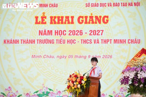 Trong lễ khai giảng, em Nguyễn Thị Kim Liên, học sinh lớp 9C, đại diện học sinh ba cấp phát biểu. Nữ sinh bày tỏ niềm vui khi được học trong một ngôi trường khang trang, hiện đại ngay tại quê hương.