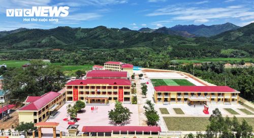 Tại Quảng Ninh, dịp khai giảng năm nay Trường PTNT TH&THCS Bình Liêu, hoàn thành, đón học sinh bước vào năm học 2026-2027. Ngôi trường mới là công trình chào mừng tỉnh Quảng Ninh trở thành thành phố, được xây dựng trên diện tích 9,7ha, tổng mức đầu tư 39,5 tỷ đồng từ nguồn ngân sách địa phương. (Ảnh: La Nhung)