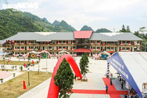 Công trình được xây dựng trên diện tích gần 5ha, gồm 9 khối nhà với các hạng mục phục vụ hoạt động dạy học, ăn ở và sinh hoạt của học sinh. Năm học đầu tiên tại cơ sở mới, nhà trường tổ chức 28 lớp với gần 980 học sinh.