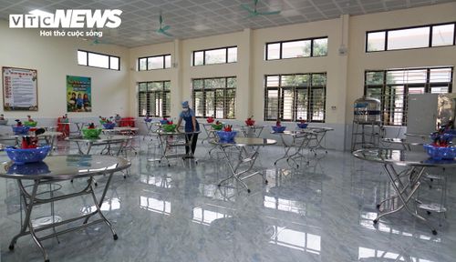 Không chỉ học tập, học sinh nội trú còn ăn, ngủ và sinh hoạt tại trường. Vì vậy, chăm lo đời sống các em là một phần quan trọng trong nhiệm vụ của nhà trường. Trong ảnh là khu vực nhà ăn tập thể tại trường. (Ảnh: Tiến Thắng)