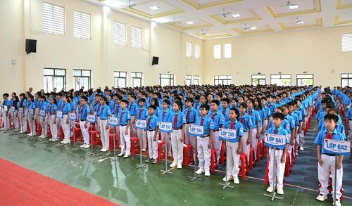 Học sinh trường THCS Lý Tự Trọng dự lễ khai giảng trong không khí trang trọng, rộn ràng.