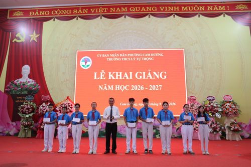 Ông Vũ Hùng Dũng, Bí thư Đảng ủy, Chủ tịch HĐND phường Cam Đường, trao quà cho các em học sinh có hoàn cảnh khó khăn.