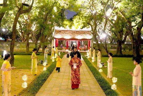Du khách trải nghiệm tour đêm “Âm sắc Việt” tại Khu di tích quốc gia đặc biệt Văn Miếu - Quốc Tử Giám. Ảnh: Khánh Huy