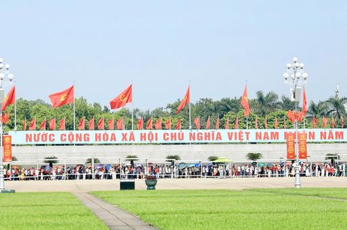 Những đoàn dài người dân xếp hàng chờ vào Lăng viếng Chủ tịch Hồ Chí Minh dịp lễ 2-9-2026. Ảnh: Quang Thái