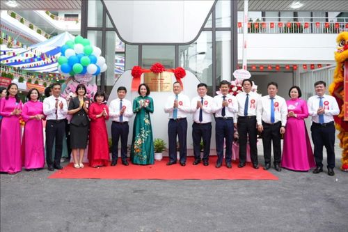 Lễ khánh thành, gắn biển công trình Trường THCS Văn Miếu - Quốc Tử Giám. Ảnh: Hoàng Lân