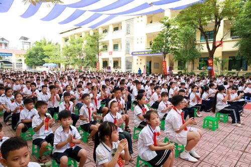 Học sinh Trường Tiểu học Tùng Thiện hân hoan chào đón năm học mới. Ảnh: Thu Huyền