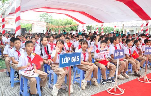 Các học sinh lớp 6 Trường THCS Trưng Vương hân hoan đón chào năm học mới. Ảnh: Hà Lan