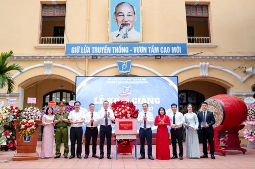 Ủy viên Ban Thường vụ Thành ủy, Bí thư Đảng ủy phường Ba Đình Phạm Quang Thanh cùng các đại biểu chúc mừng ngày hội khai trường của thầy trò Trường THPT Phan Đình Phùng. Ảnh: PV