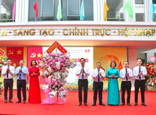 Trưởng ban Tổ chức Thành ủy Hà Nội Vũ Đăng Định trao tặng lẵng hoa của Thành ủy - HĐND - UBND - Ủy ban MTTQ Việt Nam thành phố Hà Nội tới tập thể Trường THCS Trưng Vương. Ảnh: Hà Lan