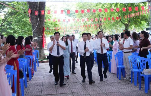 Phó Chủ tịch UBND thành phố Hà Nội Bùi Duy Cường dự lễ khai giảng năm học 2026-2027 của Trường THPT Thạch Thất. Ảnh: Công Phương.