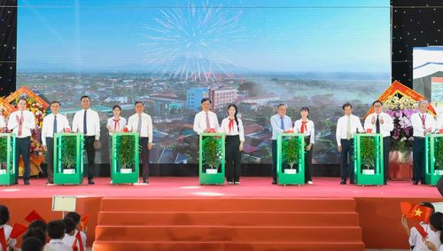 Ủy viên Bộ Chính trị, Bí thư Trung ương Đảng, Trưởng Ban Tổ chức Trung ương Nguyễn Duy Ngọc cùng các đồng chí lãnh đạo Trung ương và thành phố Hà Nội bấm nút khánh thành Trường Tiểu học, THCS và THPT Minh Châu, khai giảng năm học 2026-2027 tại xã Minh Châu. Ảnh: Thanh Hải