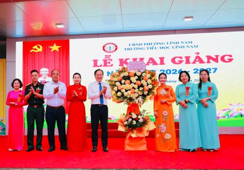 Đồng chí Đỗ Thanh Tùng, Bí thư Đảng ủy, Chủ tịch HĐND phường Lĩnh Nam cùng đoàn đại biểu tặng hoa chúc mừng và chụp ảnh lưu niệm với thầy và trò Trường Tiểu học Lĩnh Nam nhân dịp khai giảng năm học 2026-2027. Ảnh: LN