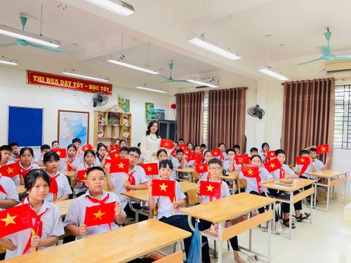 Học sinh Quốc Oai rạng rỡ trong sắc cờ đỏ ngày khai trường. Ảnh: PV