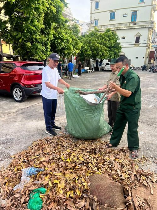 Cán bộ, hội viên nông dân xã Phù Đổng tích cực tham gia dọn dẹp, tổng vệ sinh, làm sạch đẹp môi trường khu dân cư. Ảnh: HND