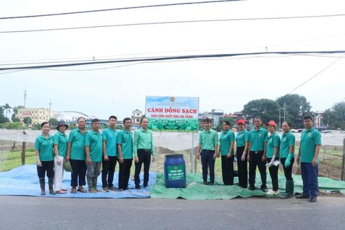 Hội Nông dân xã Phù Đổng ra mắt Tổ Nông dân tự quản về vệ sinh môi trường và gắn biển công trình “Cánh đồng sạch”. Ảnh: Nguyễn Sơn