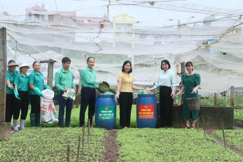 Cán bộ, hội viên nông dân xã Phù Đổng tích cực tham gia thu gom vỏ bao bì thuốc bảo vệ thực vật, làm sạch đẹp môi trường đồng ruộng. Ảnh: Nguyễn Sơn