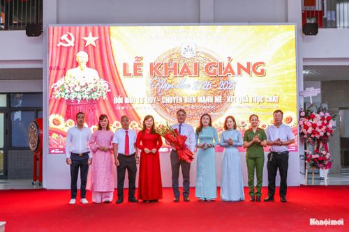 Bí thư Đảng ủy phường Đỗ Thị Lan Hương tặng hoa, chúc mừng thầy và trò tại trường THCS Ngọc Hà nhân dịp khai giảng năm học mới 2026-2027. Ảnh: Duy Khánh