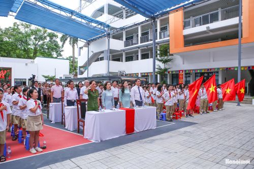 Bí thư Đảng ủy phường Ngọc Hà Đỗ Thị Lan Hương, cùng cán bộ, giáo viên, nhân viên, học sinh và đại diện cha mẹ học sinh nhà trường thực hiện nghi lễ chào cờ. Ảnh: Duy Khánh