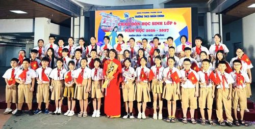 Cô và trò lớp 6A3, Trường THCS Nhân Chính tại lễ khai giảng năm học 2026-2027. Ảnh: Tùng Lâm