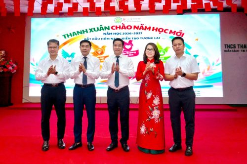 Đại diện Văn phòng UBND TP Hà Nội, Sở GD&ĐT Hà Nội và lãnh đạo phường Thanh Xuân dự lễ khai giảng tại Trường THCS Thanh Xuân. Ảnh: Tùng Lâm