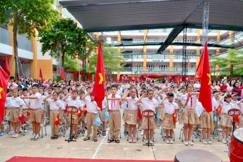 Học sinh Trường Tiểu học - THCS Nguyễn Tuân trang nghiêm thực hiện nghi lễ chào cờ trong ngày khai giảng. Ảnh: Tùng Lâm
