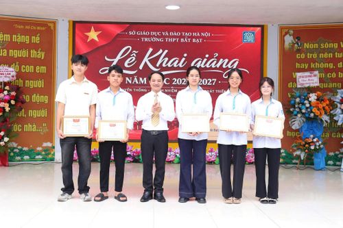 Bí thư Đảng ủy, Chủ tịch HĐND xã Bất Bạt Đỗ Quang Trung trao khen thưởng học sinh đạt thành tích cao trong kỳ thi tốt nghiệp tại Trường THPT Bất Bạt. Ảnh: Khương Tuấn
