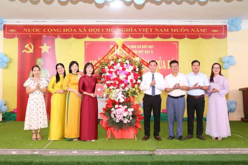 Lãnh đạo xã Bất Bạt tặng hoa chúc mừng Trường Mầm non Bất Bạt A.