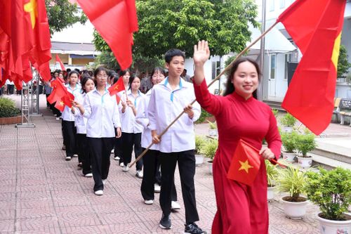 Cô trò rạng rỡ diễu hành trong nghi thức đón học sinh đầu cấp. Ảnh: Khương Tuấn