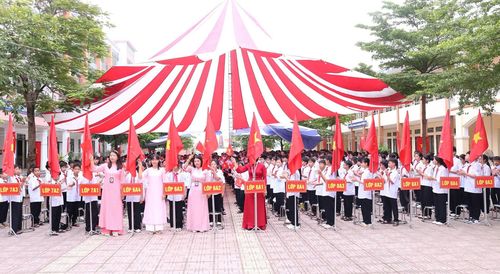 Thầy trò Trường Tiểu học và THCS Bất Bạt A hân hoan đón năm học mới. Ảnh: Khương Tuấn