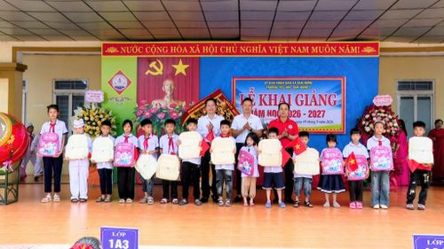 Học sinh Trường Tiểu học Tam Hưng 2 đón nhận phần quà thiết thực đúng dịp đầu năm học mới. Ảnh: Bình Minh 