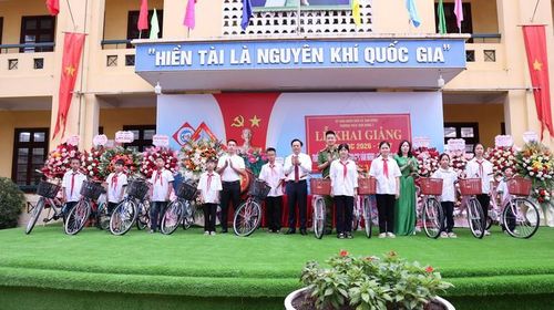 Trao tặng xe đạp cho các em học sinh có hoàn cảnh khó khăn. Ảnh: Bình Minh