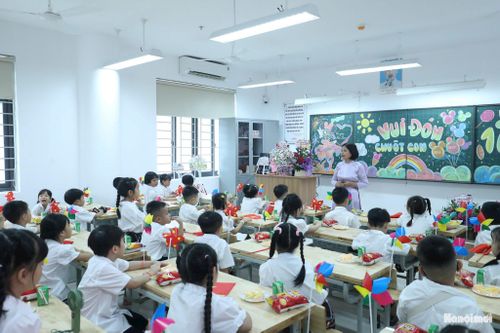 Niềm vui, phấn khởi của học sinh Trường Tiểu học và THCS Tây Hồ (phường Tây Hồ) trong ngày khai giảng năm học 2026-2027. Ảnh: Ngọc Tú
