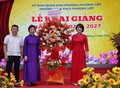 Lãnh đạo phường Phương Liệt dự, chúc mừng thầy và trò các nhà trường nhân dịp khai giảng năm học mới. Ảnh: NT