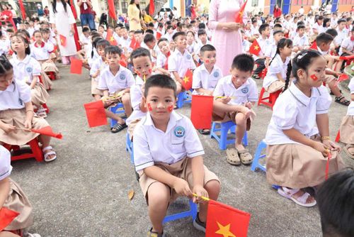 Các em học sinh lớp 1 có chung cảm xúc vui tươi và bỡ ngỡ khi bước vào ngôi trường mới. Ảnh: PV