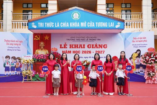 Trường Tiểu học Lê Trọng Tấn trao biển hiệu chào đón học sinh lớp 1 trong ngày khai giảng năm học 2026-2027. Ảnh: VT