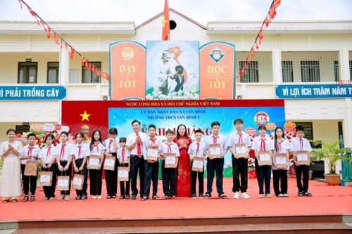 Bí thư Đảng uỷ xã Vân Đình Bùi Thị Thu Hiền trao quà động viên học sinh trong lễ khai giảng năm học 2026-2027. Ảnh: Đình Thuỷ